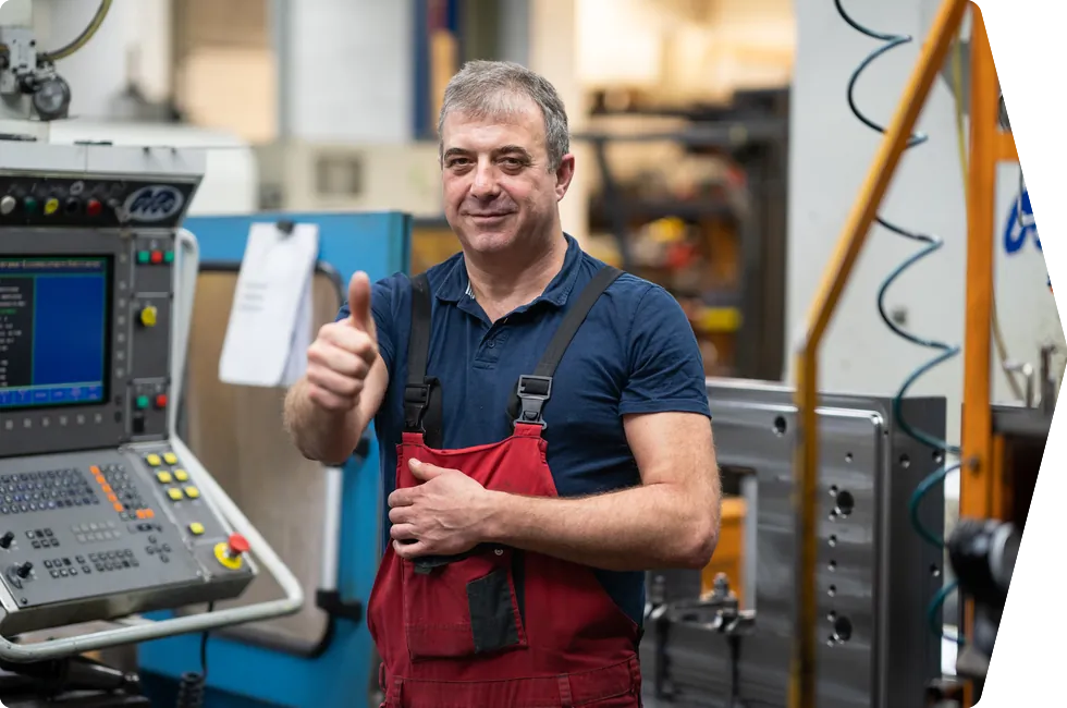 MAWI-Mitarbeiter an einer CNC-Maschine