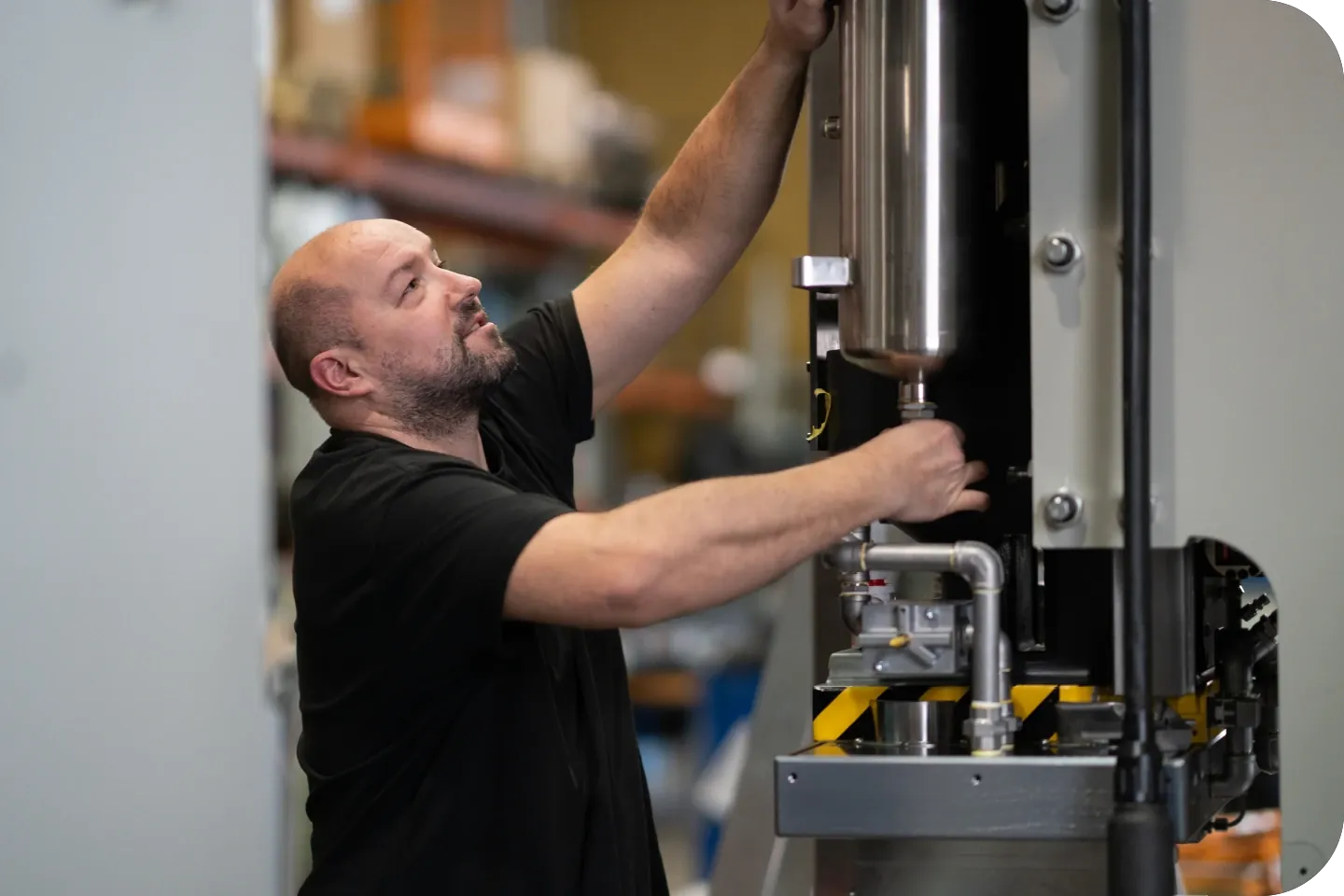 Pressenmonteur bei MAWI bei der Arbeit