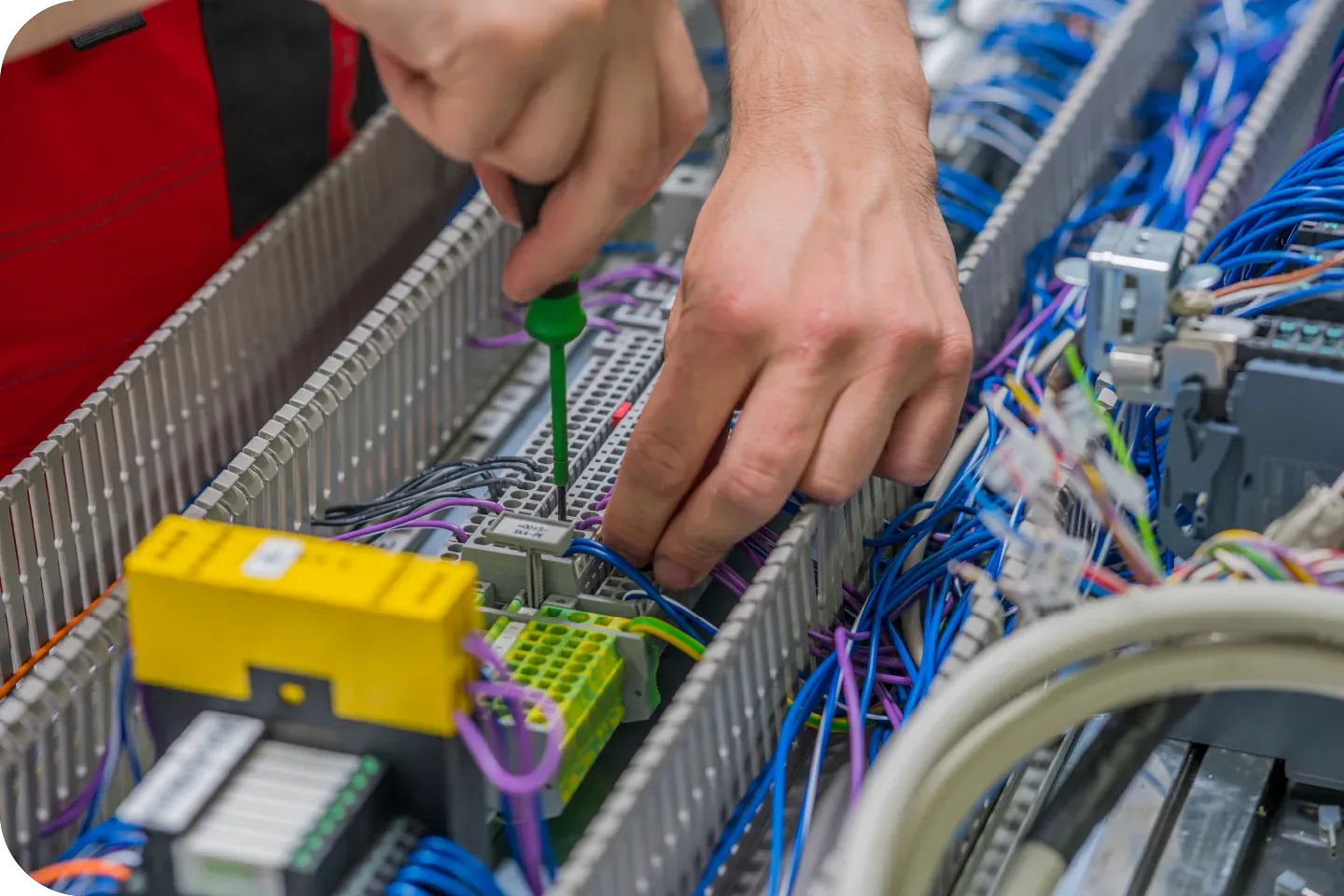 Elektriker bei MAWI im Schaltschrankbau