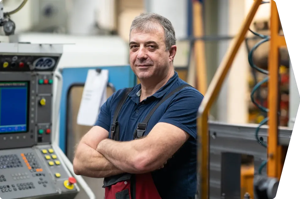 MAWI-Mitarbeiter an einer CNC-Maschine